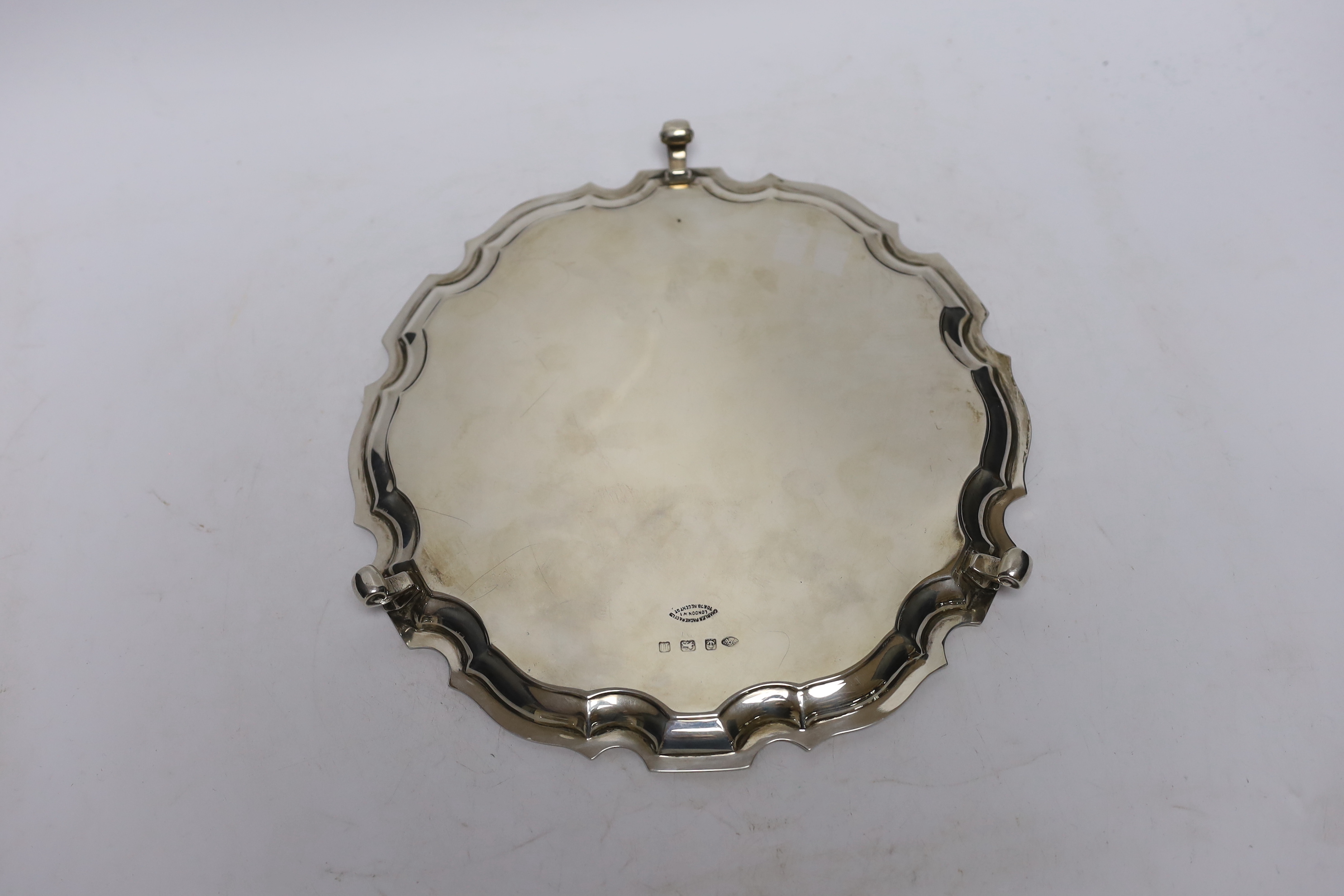 A George V silver salver, with pie crust border, Adie Brothers, Birmingham, 1932, 25.6cm, 19.6oz.